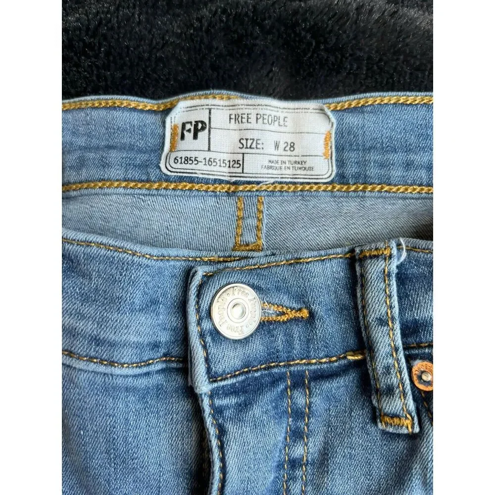 Free People Skinny Jeans Blue‎ Light Wash Distressed Torn Knee Rip Size 28 EUC
